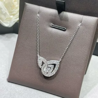 Colar prateado com set pavé e motivo de lágrima interlocking