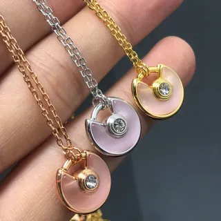 Collier avec pendentif en forme de croissant en or rose avec pierre d'œil de chat irisée