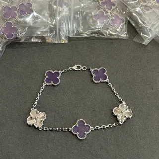 Pulsera de plata con charms de forma de trébol con inlay de esmalte en púrpura