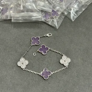 Pulsera con encanto de trébol de plata con piedras pavé-set púrpura