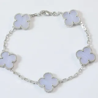 Bracelete com motivos de trevo em roxo e prata com borda bisel e miçangas