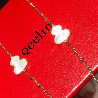 Qeelin Wulu قلادة برسيم مادر بيرل سلسلة ذهبية