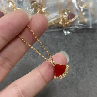 Colar com pingente em forma de leque de esmalte com incrustação de ouro vermelho