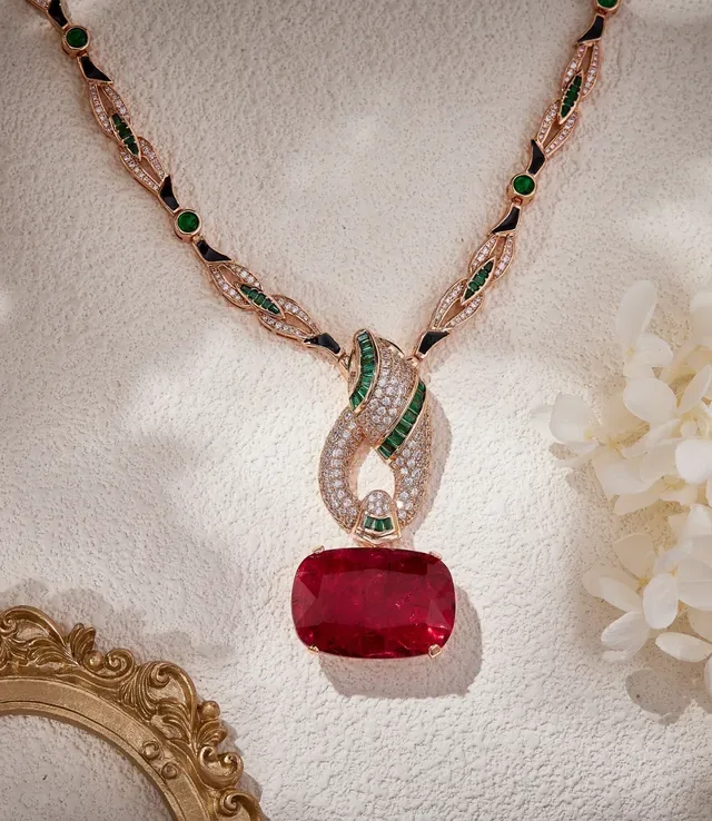 Red Gold Filigree Chain Emerald And Diamond Pavé Accents Necklace 3