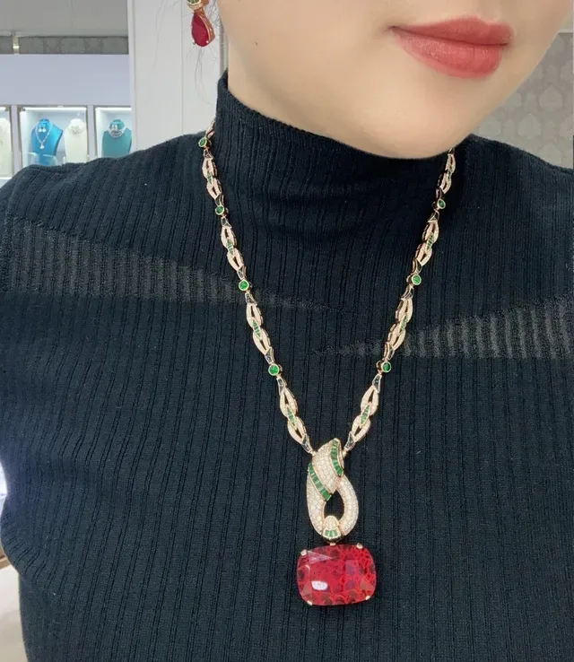 Red Gold Filigree Chain Emerald And Diamond Pavé Accents Necklace 4