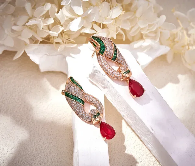 Red Gold Filigree Chain Emerald And Diamond Pavé Accents Necklace 5