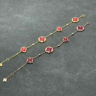 Pulsera Charms Esmaltada Floral Roja y Dorada Motivos Cuatrofoil y Circulares