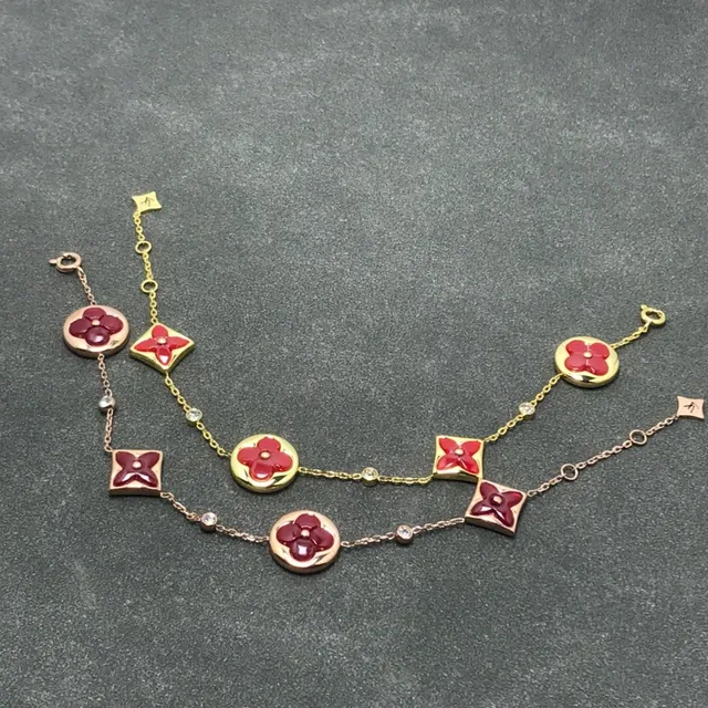 Bracelet Charms Émaillé Floral Rouge Or Motifs Quatrefoil Et Circulaires 3