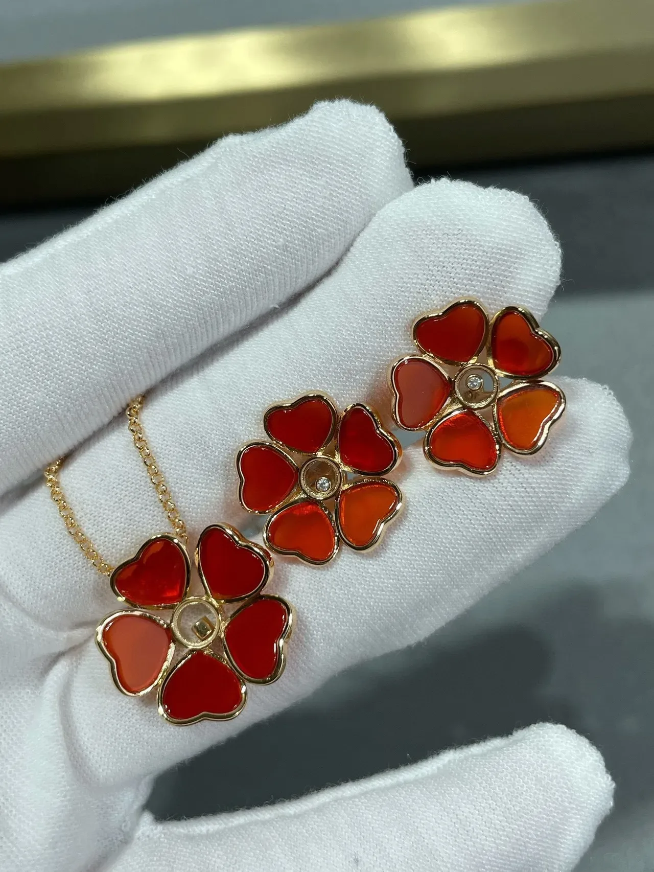 Red Gold Gourd-Shaped Silhouette Inlay Earrings 3
