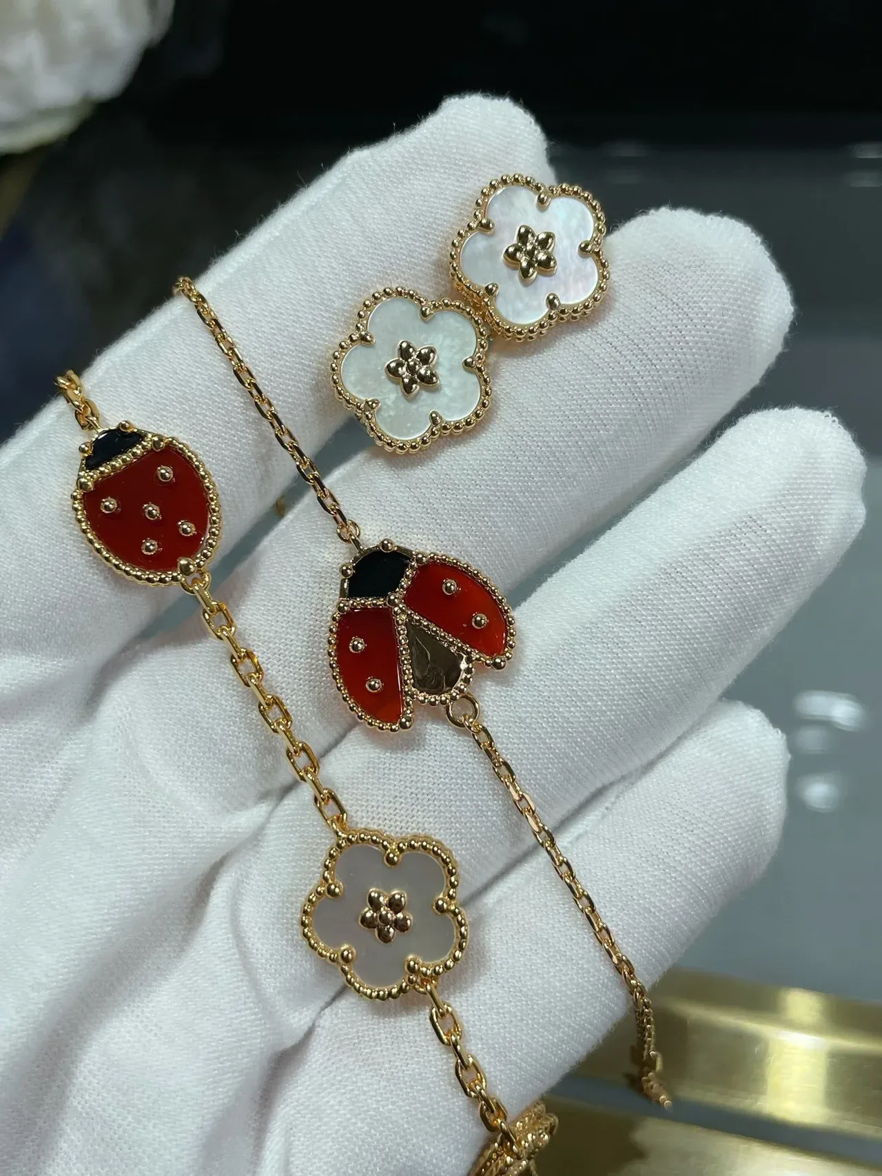 Red Gold Gourd-Shaped Silhouette Inlay Earrings 5