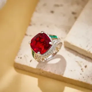 Anillo con piedra central Cushion-Cut rojo y verde piedras laterales channel-set