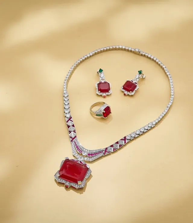 Red Green Cushion-Cut Central Stone Channel-Set Side Stones Ring 5