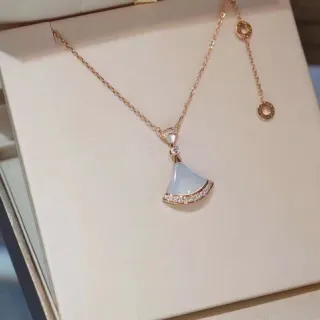 玫瑰金色扇形帕维坠饰项链