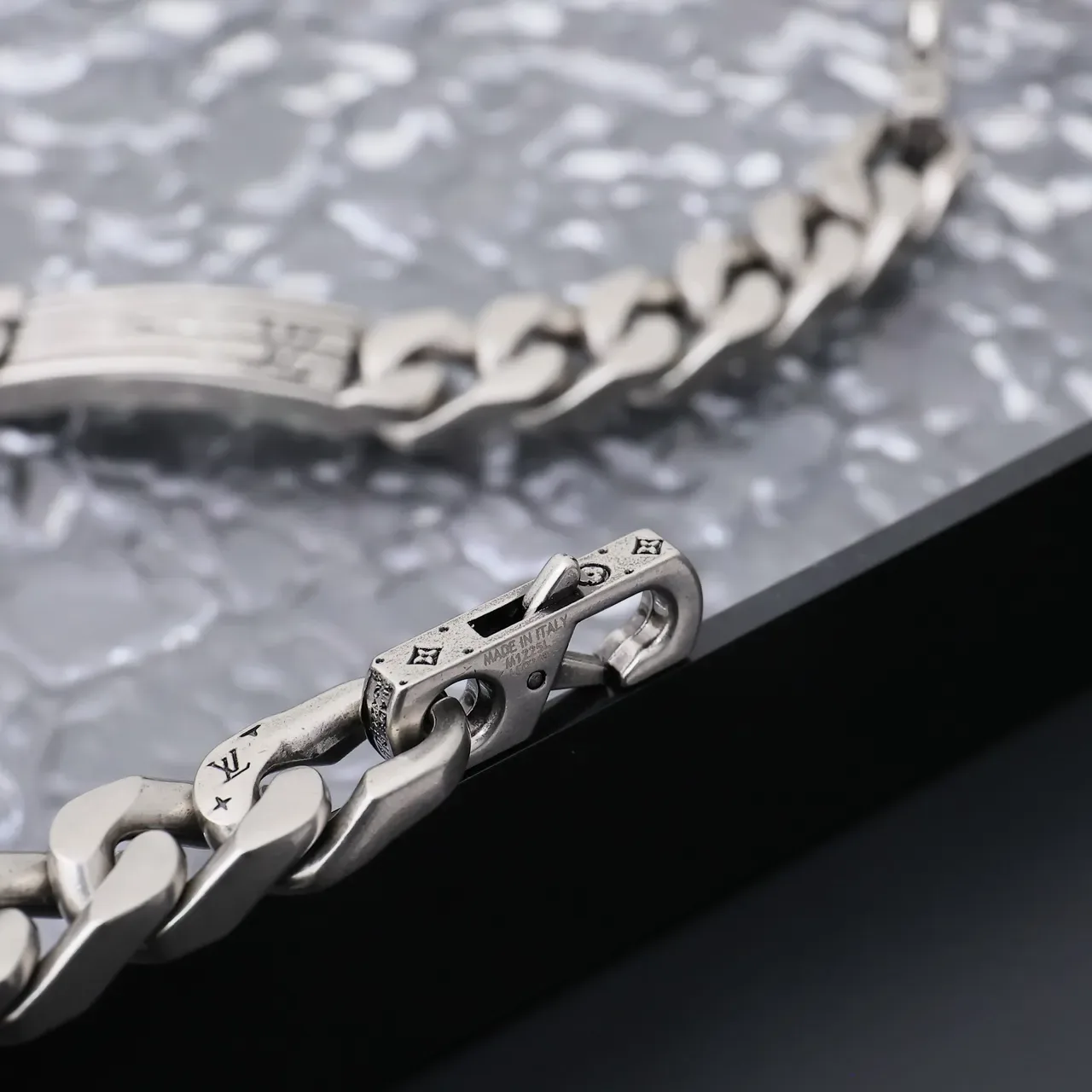Silver Curb Chain Engraved Central Bar Bracelet 4