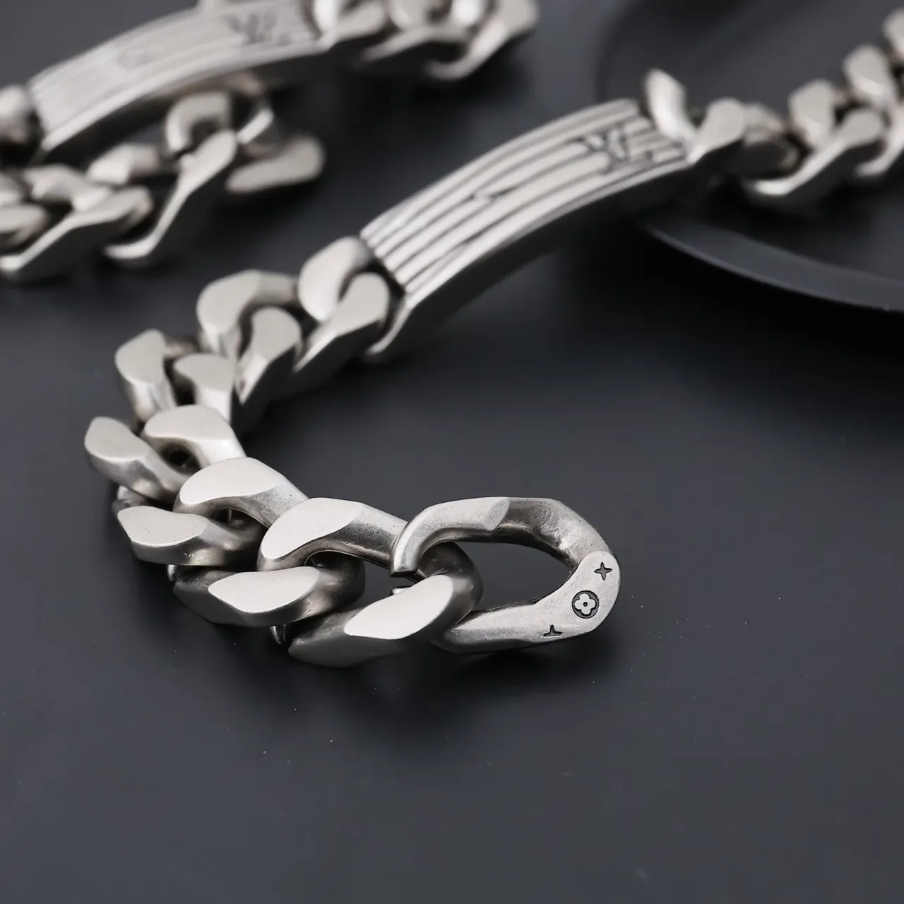 Silver Curb Chain Engraved Central Bar Bracelet 6