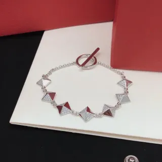 سوار فضي مع تعليقات هرمية حمراء وتفاصيل كريستال Pavé