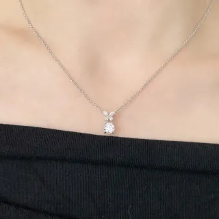 Collier avec pendentif solitaire en motif de nœud en ton argenté