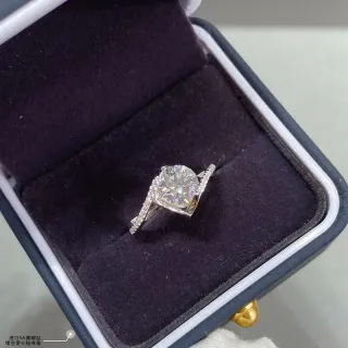 Anillo tono plateado corte cushion pavé split shank