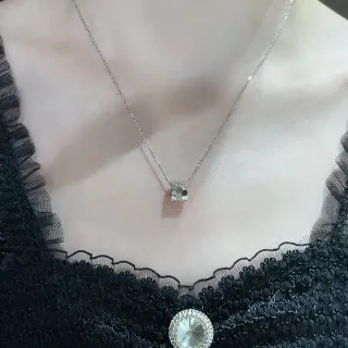 Collier avec pendentif cube géométrique en ton argent