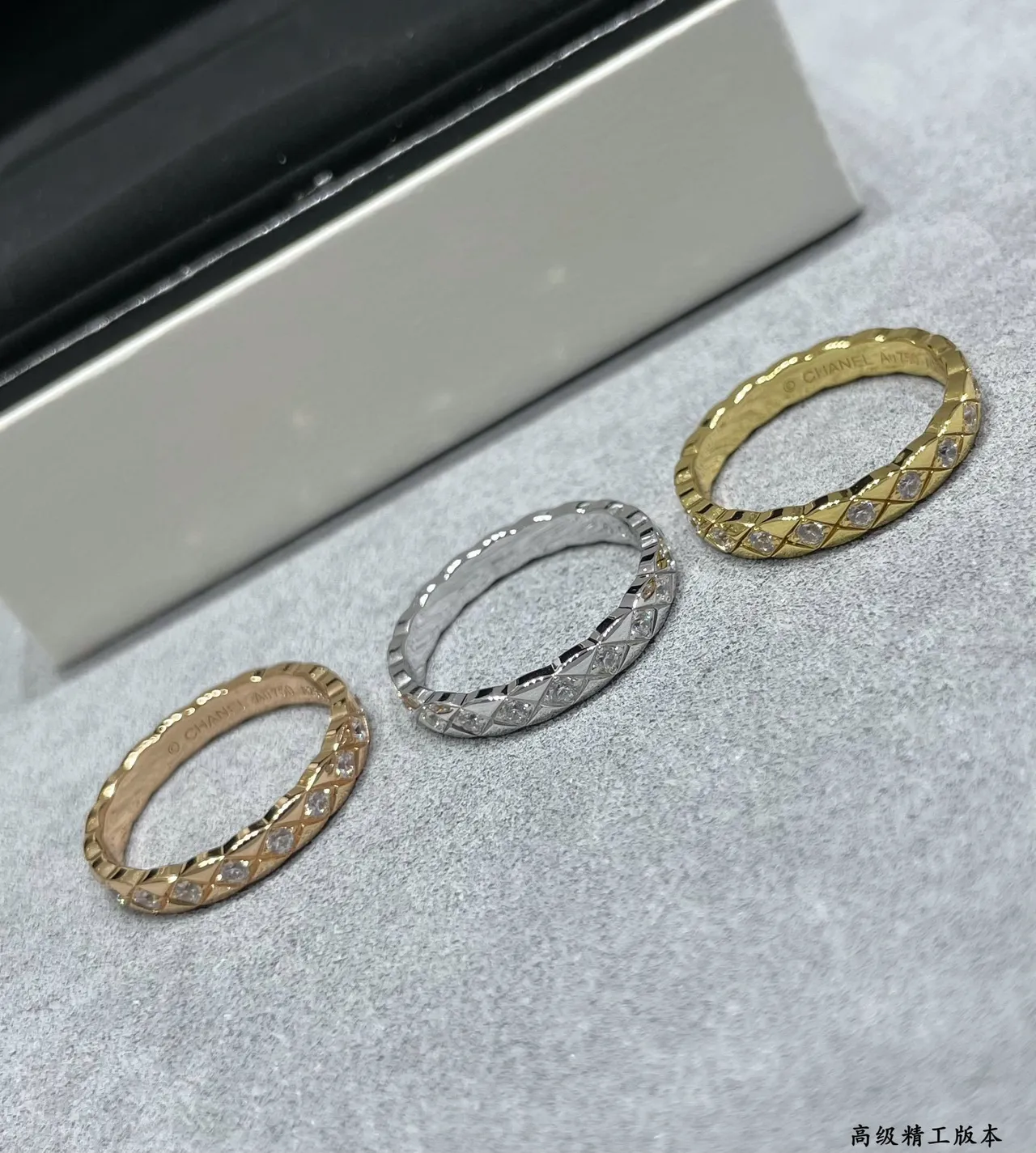 सिल्वर टोन क्विल्टेड और नॉट मोटिफ पावे रिंग्स 2