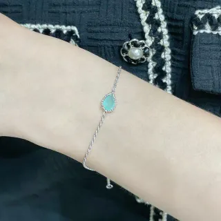 Pulseira de corrente torcida de tom prateado com pedra em forma de lágrima aqua