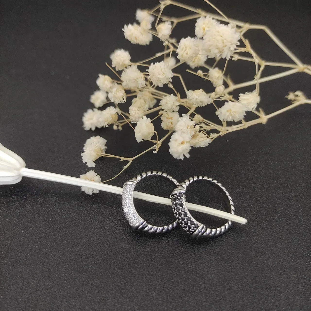 Bague en argent avec corde tressée et pierres pavées 2
