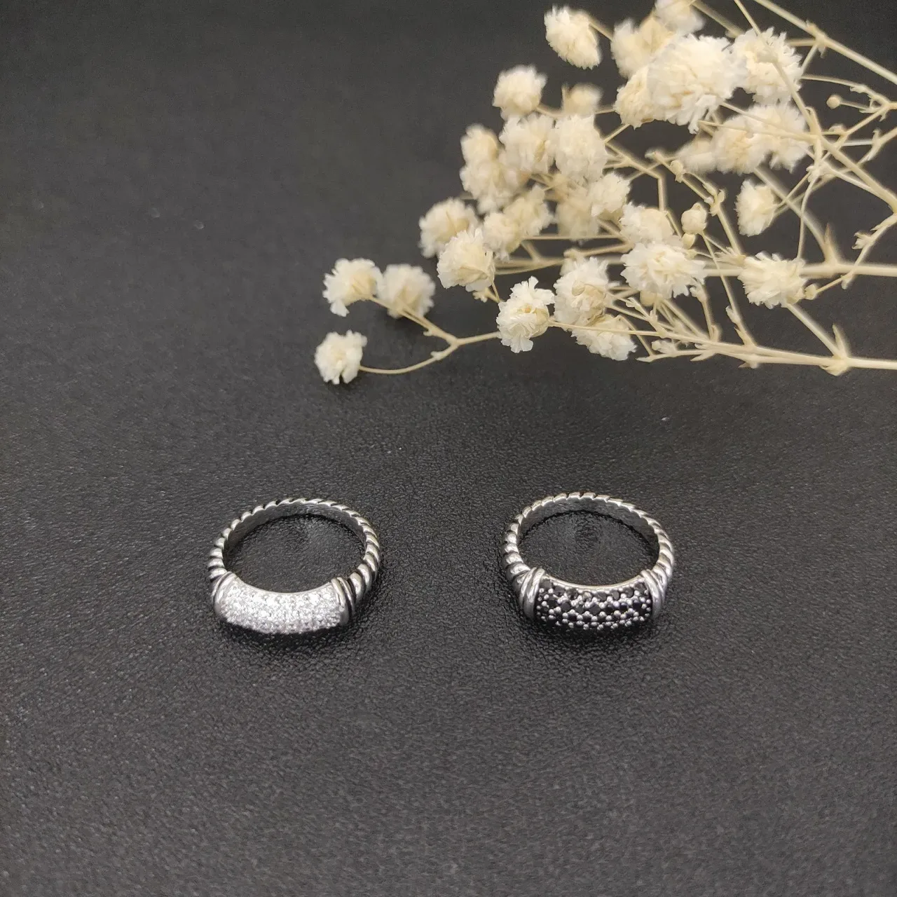 Bague en argent avec corde tressée et pierres pavées 3