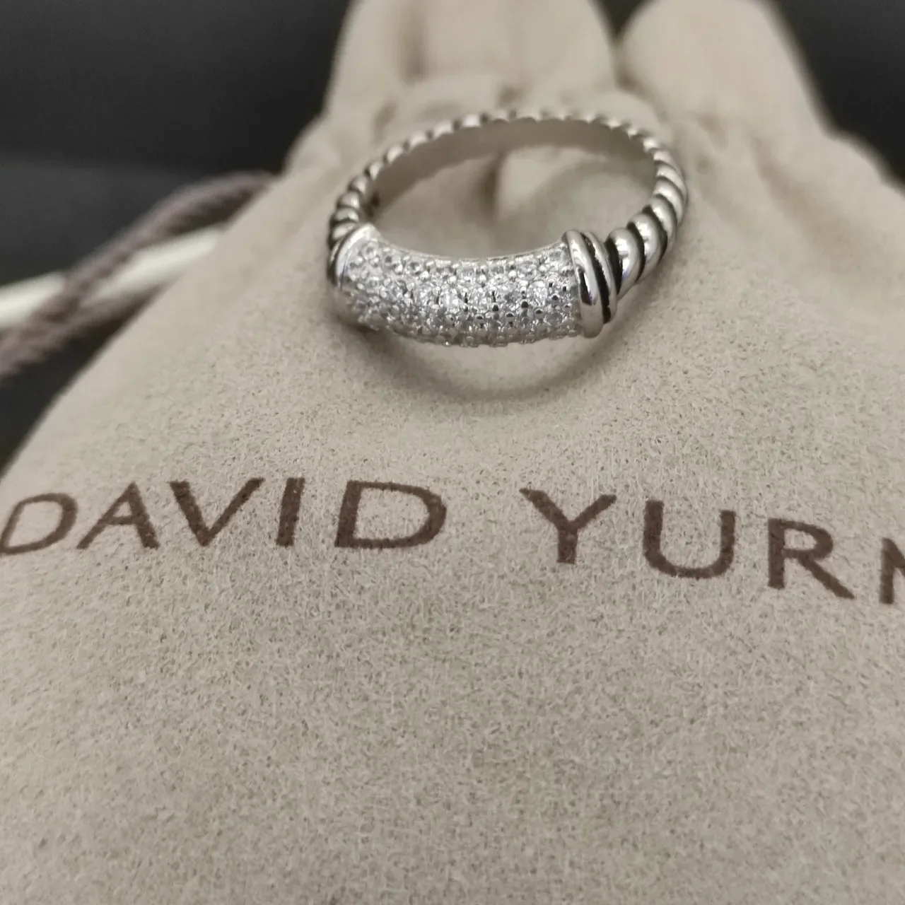 Bague en argent avec corde tressée et pierres pavées 4