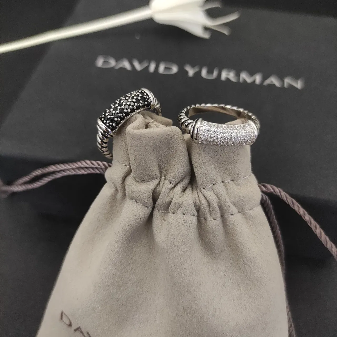 Bague en argent avec corde tressée et pierres pavées 5