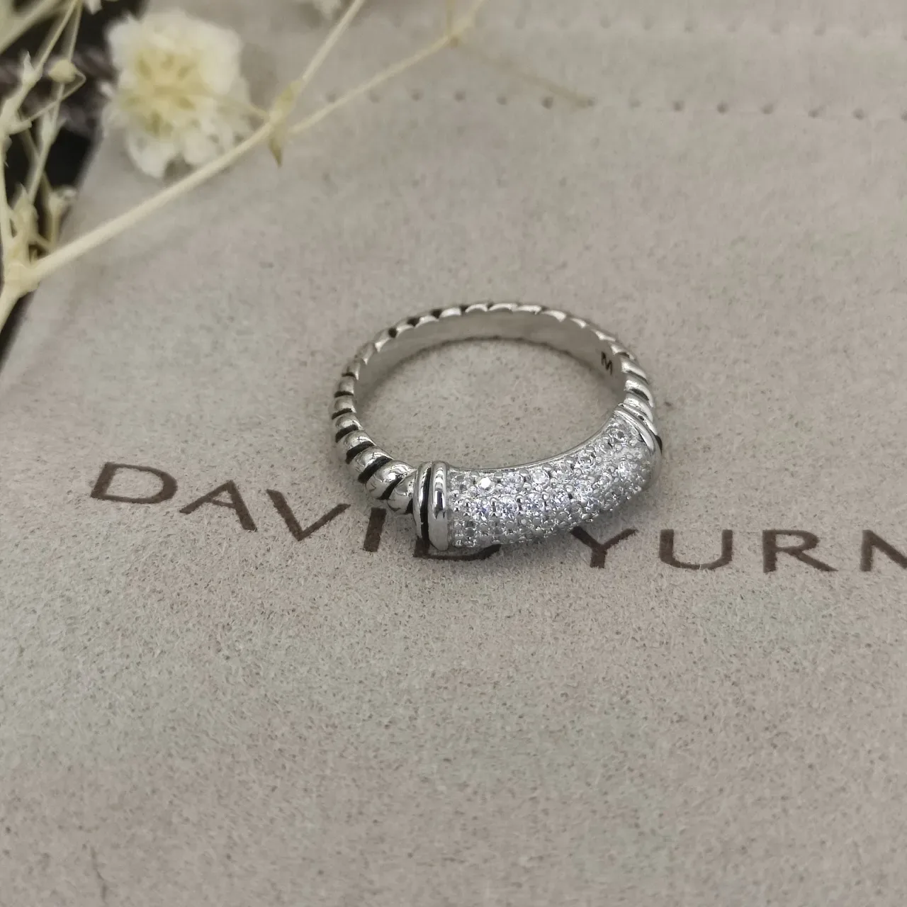 Bague en argent avec corde tressée et pierres pavées 7