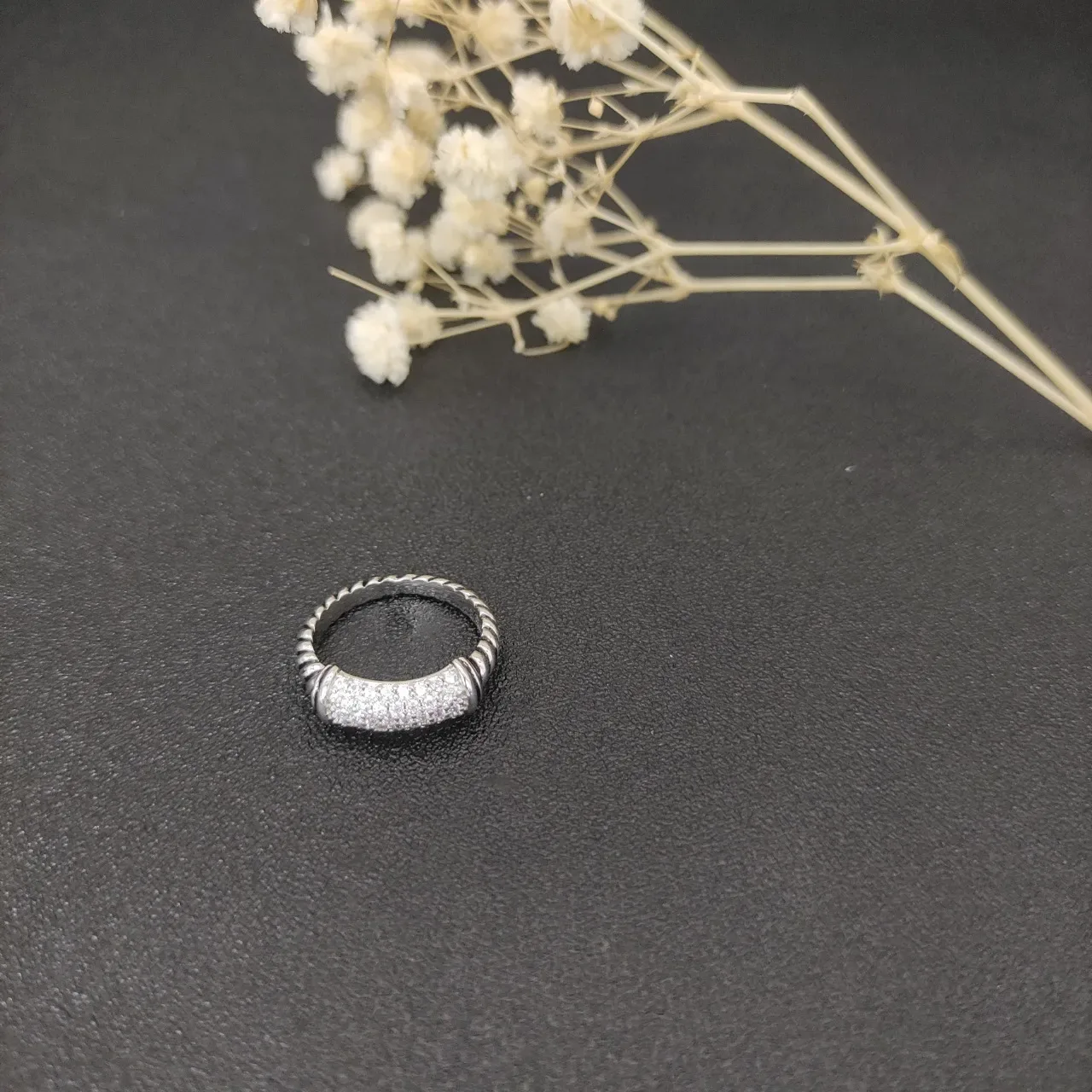 Bague en argent avec corde tressée et pierres pavées 8
