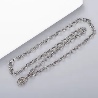 Collier avec chaîne en maillons de corde tordue argentée et pendentif ovale
