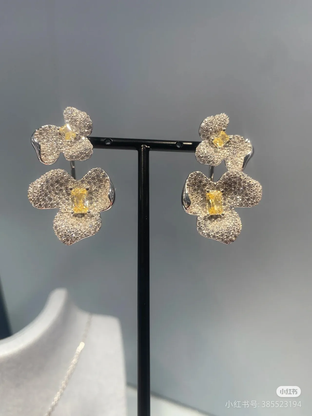 Silver Yellow Paved Floral Pendant Center Stones Necklace 5
