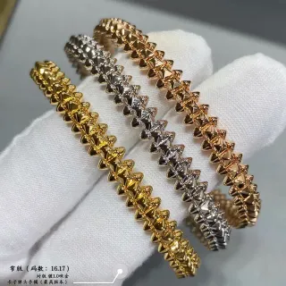 Brazaletes metálicos segmentados con púas
