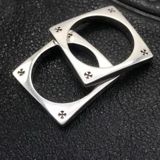 Anillos apilables de metal pulido con marco cuadrado y motivo de cruz