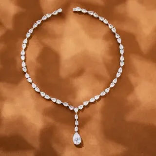 Collar Y-Drop de piedra con corte en forma de lágrima