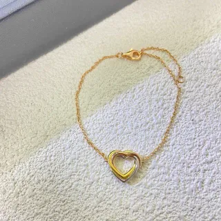 Pulsera de cadena con colgante de corazón de tres capas entrelazadas en tono dorado