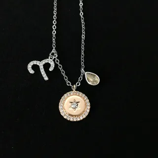 Collar de colgante de estrella zodiacal de dos tonos con múltiples adornos