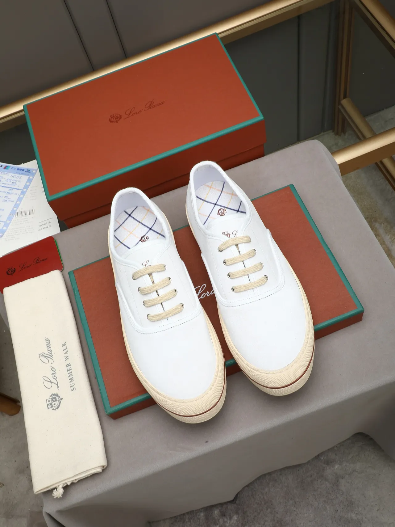 Sapatos de lona superior branco e bege low-top 3