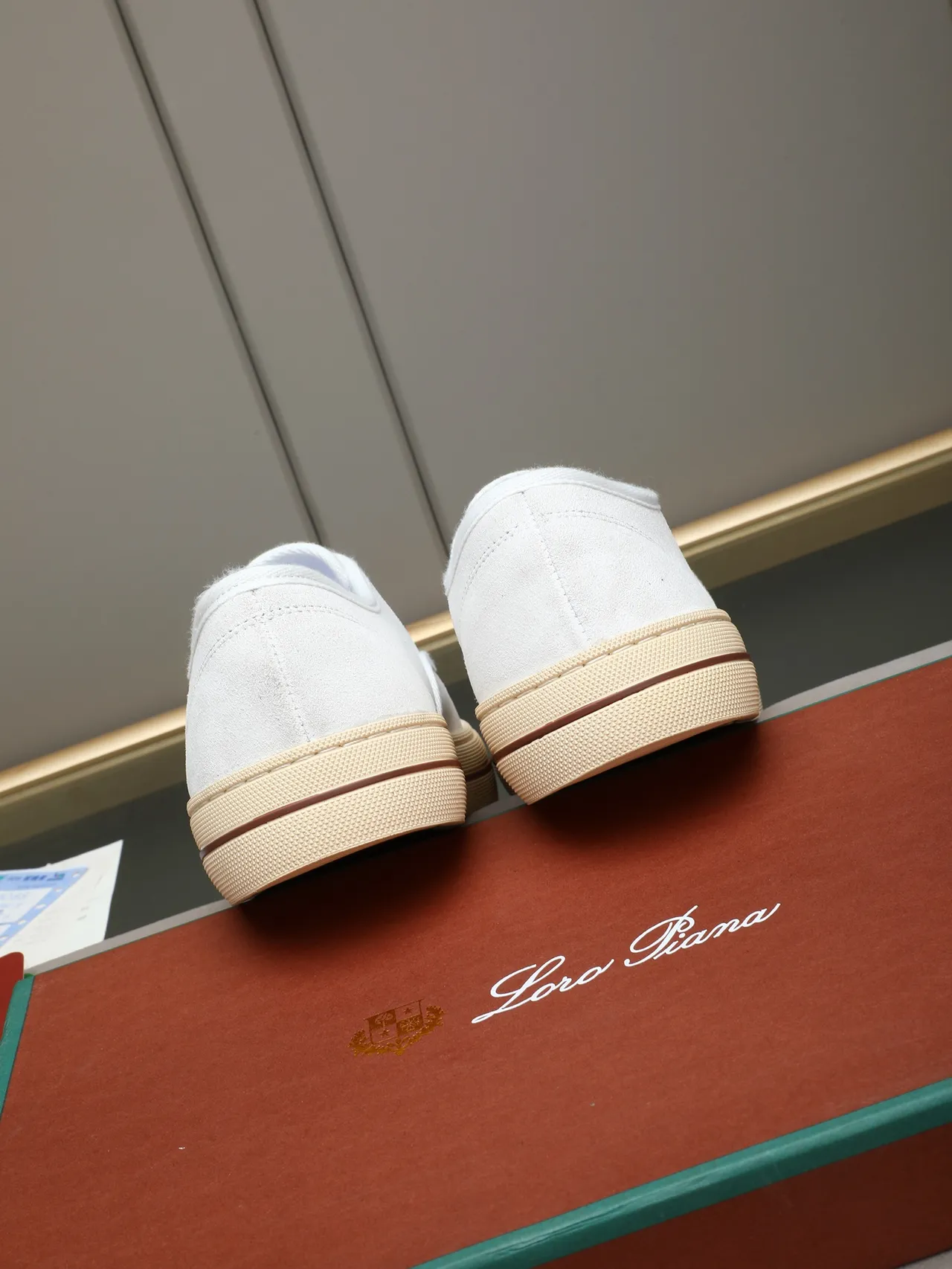 Sapatos de lona superior branco e bege low-top 4