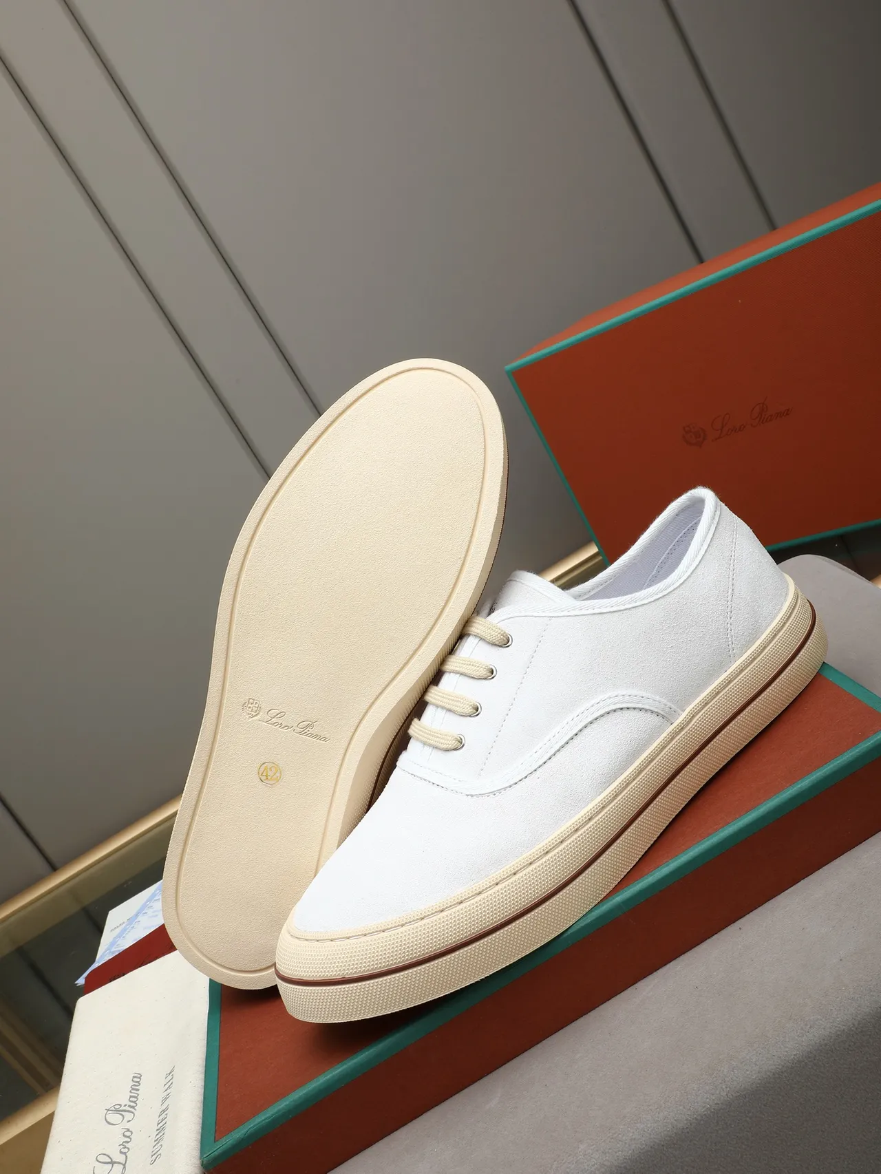 Sapatos de lona superior branco e bege low-top 5
