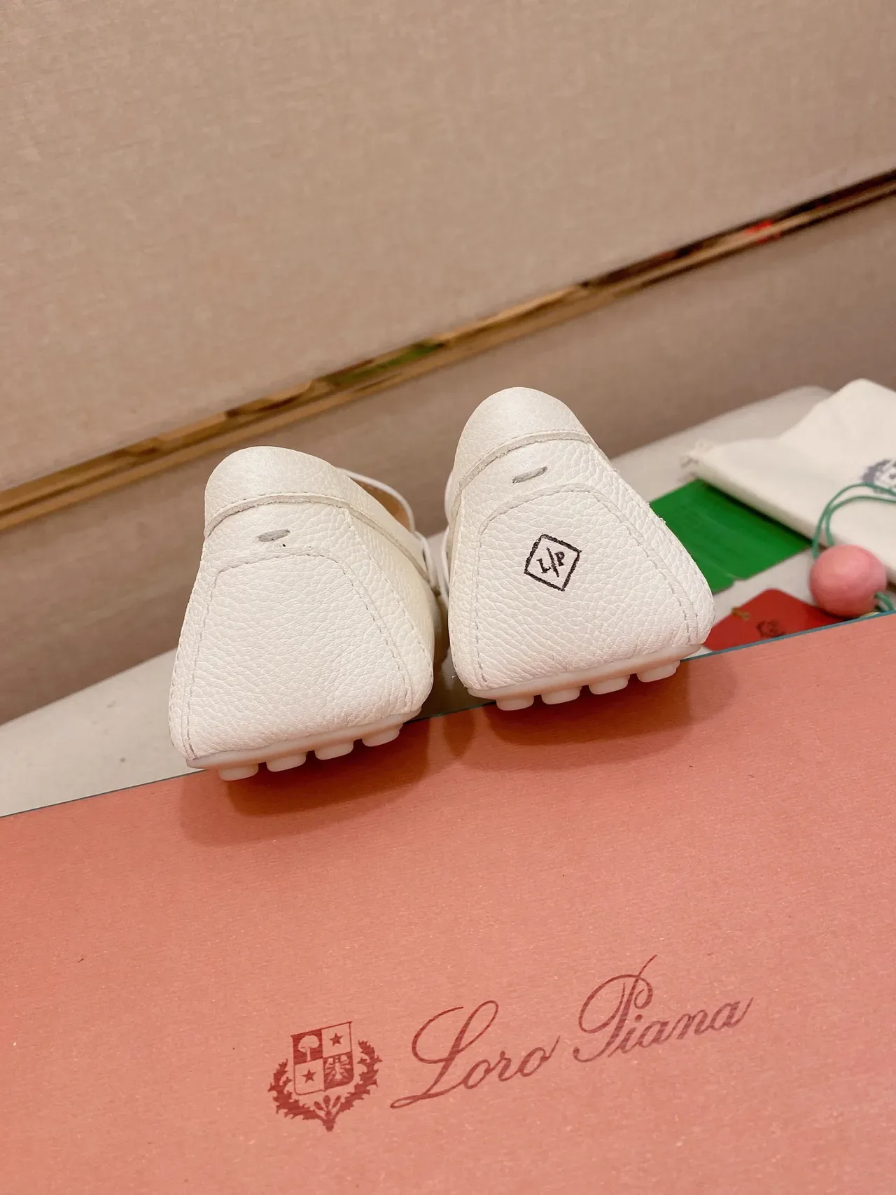 White Pebbled Leather Moc-Toe Stitching Loafer 3