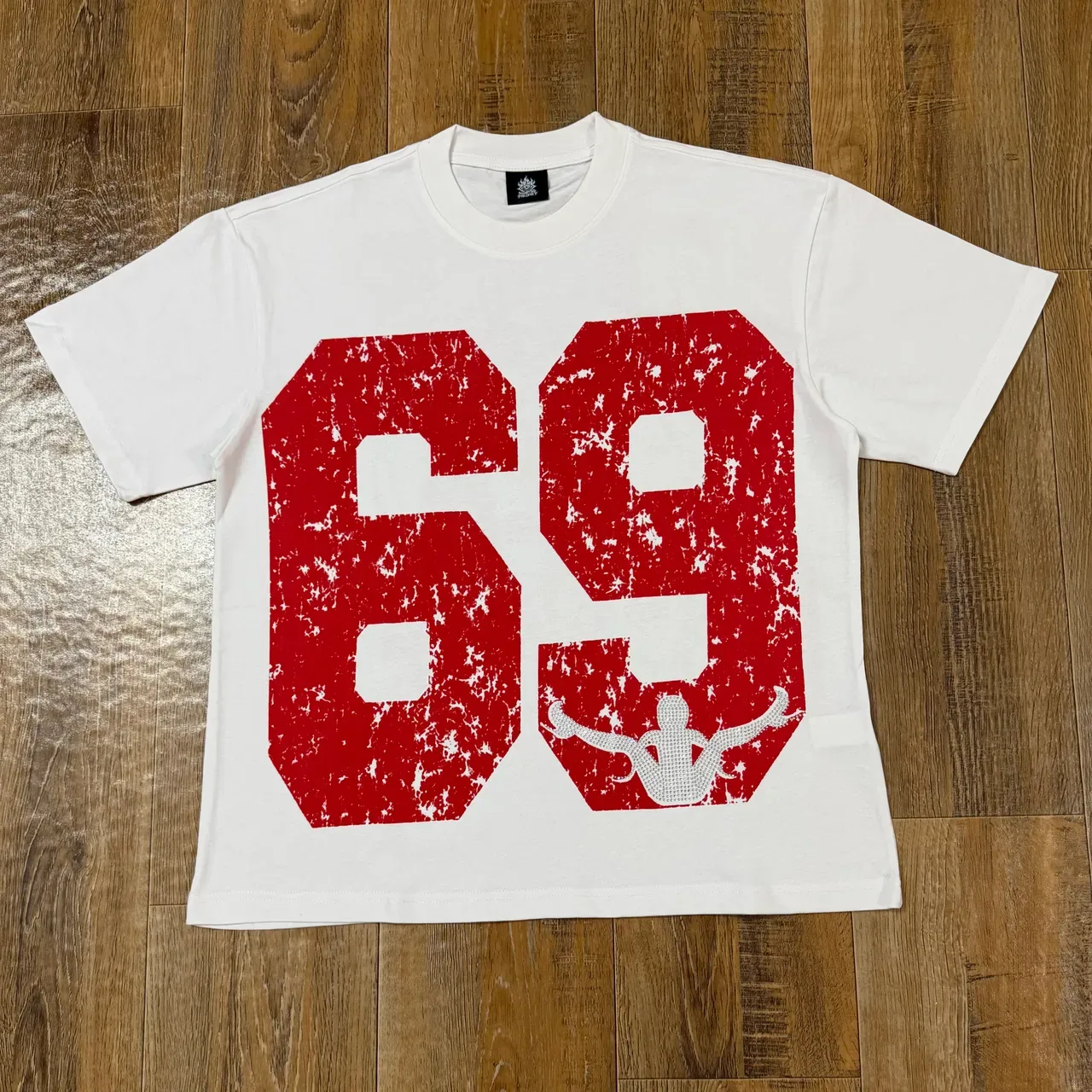 White Red Graphic Print Distressed Numerals and Silhouette Figures T-Shirt 3
