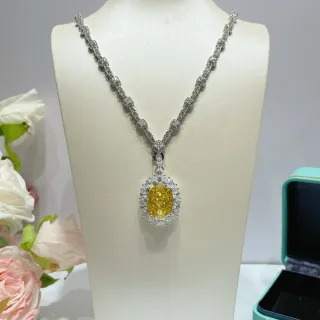 Colar de prata amarela com pedra central oval e halo