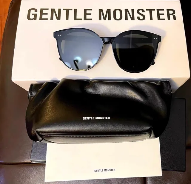 Gentle Monster Lunettes de soleil noires Oversized Cat-Eye avec détail de coupe asymétrique 5