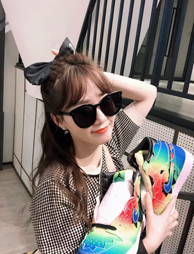 Gentle Monster Lunettes de soleil noires Oversized Cat-Eye avec détail de coupe asymétrique 7
