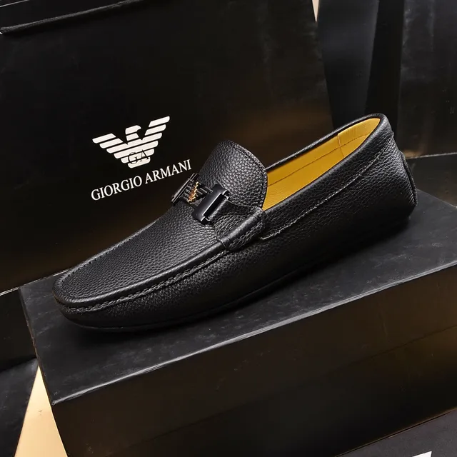 Giorgio Armani Mocassin en cuir noir à texture granuleuse avec sangle à double boucle 5