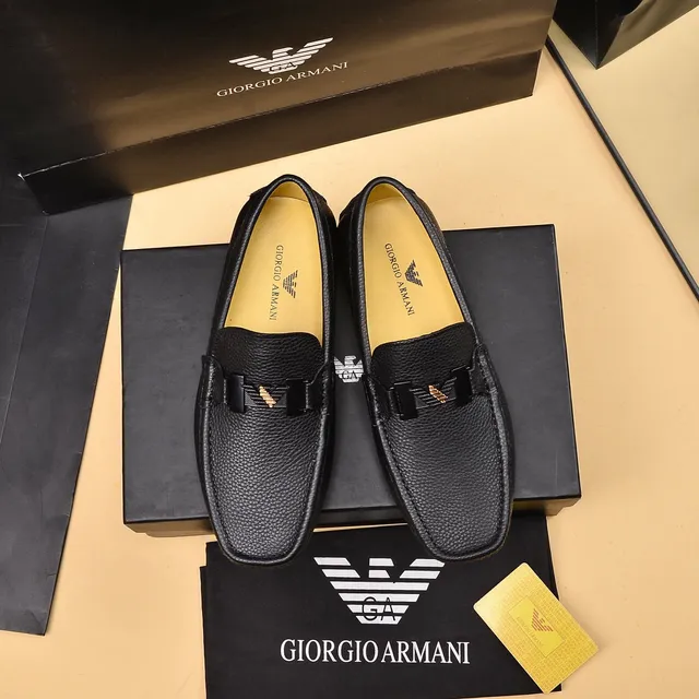 Giorgio Armani Mocassin en cuir noir à texture granuleuse avec sangle à double boucle 7