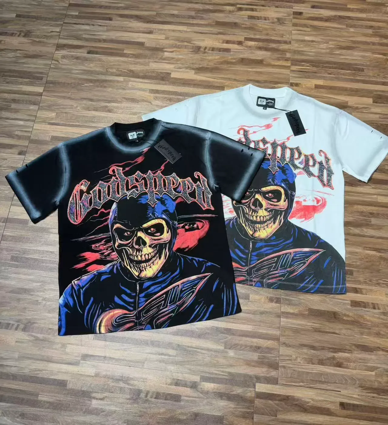 Camiseta Godspeed preta multicolorida com estampa gráfica e mangas desgastadas 1