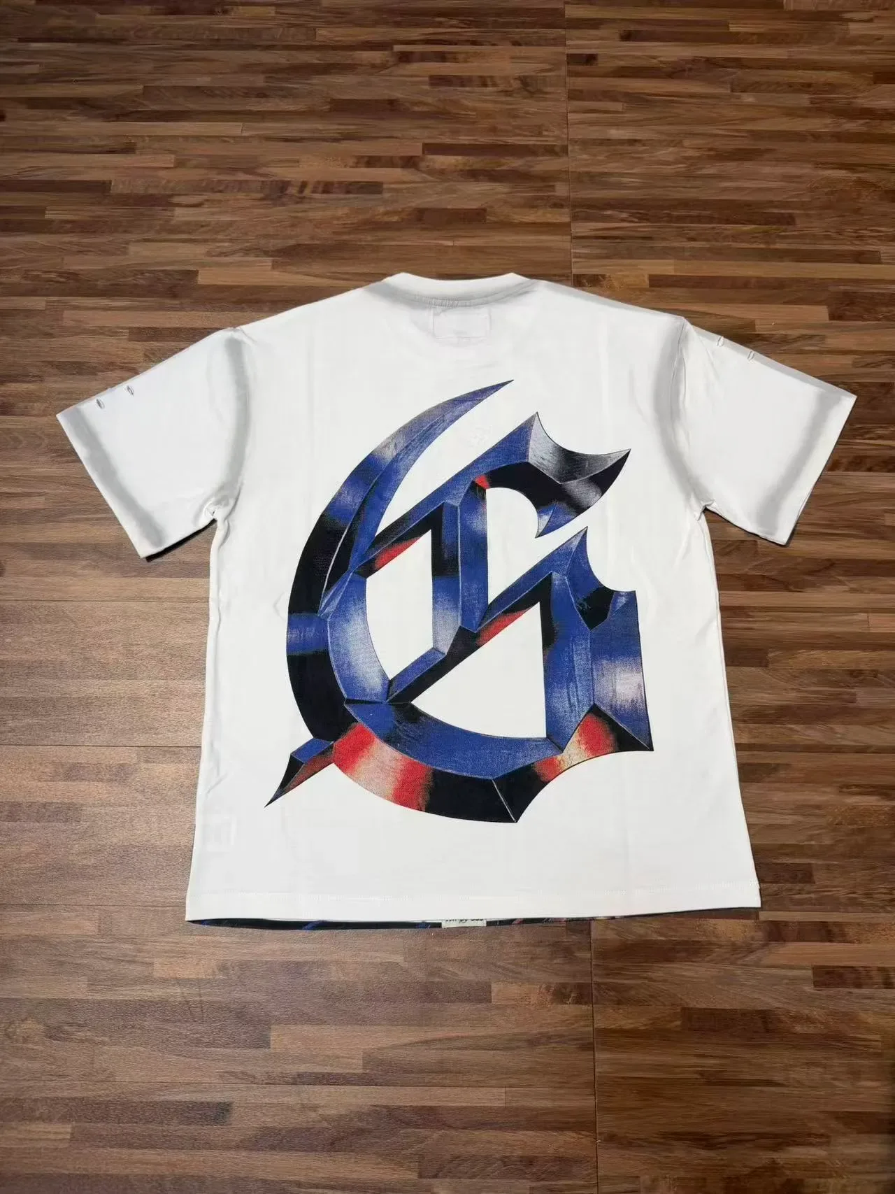 Camiseta Godspeed preta multicolorida com estampa gráfica e mangas desgastadas 4